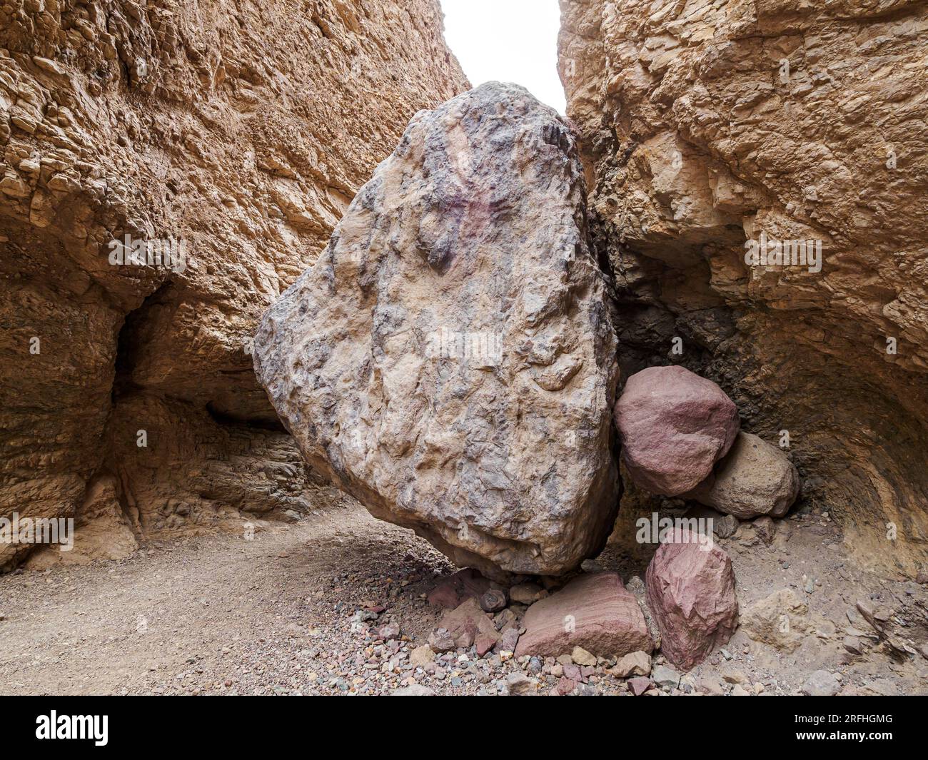 Un énorme rocher logé entre les murs de Natural Bridge Canyon dans le parc national de Death Valley, Californie, États-Unis. Banque D'Images Un énorme rocher logé entre les murs de Natural Bridge Canyon dans le parc national de Death Valley, Californie, États-Unis. Banque D'Images