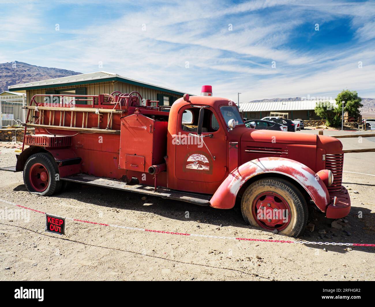 Un vieux camion de pompiers à Stovepipe Wells dans le parc national de la Vallée de la mort, Californie, États-Unis. Banque D'Images