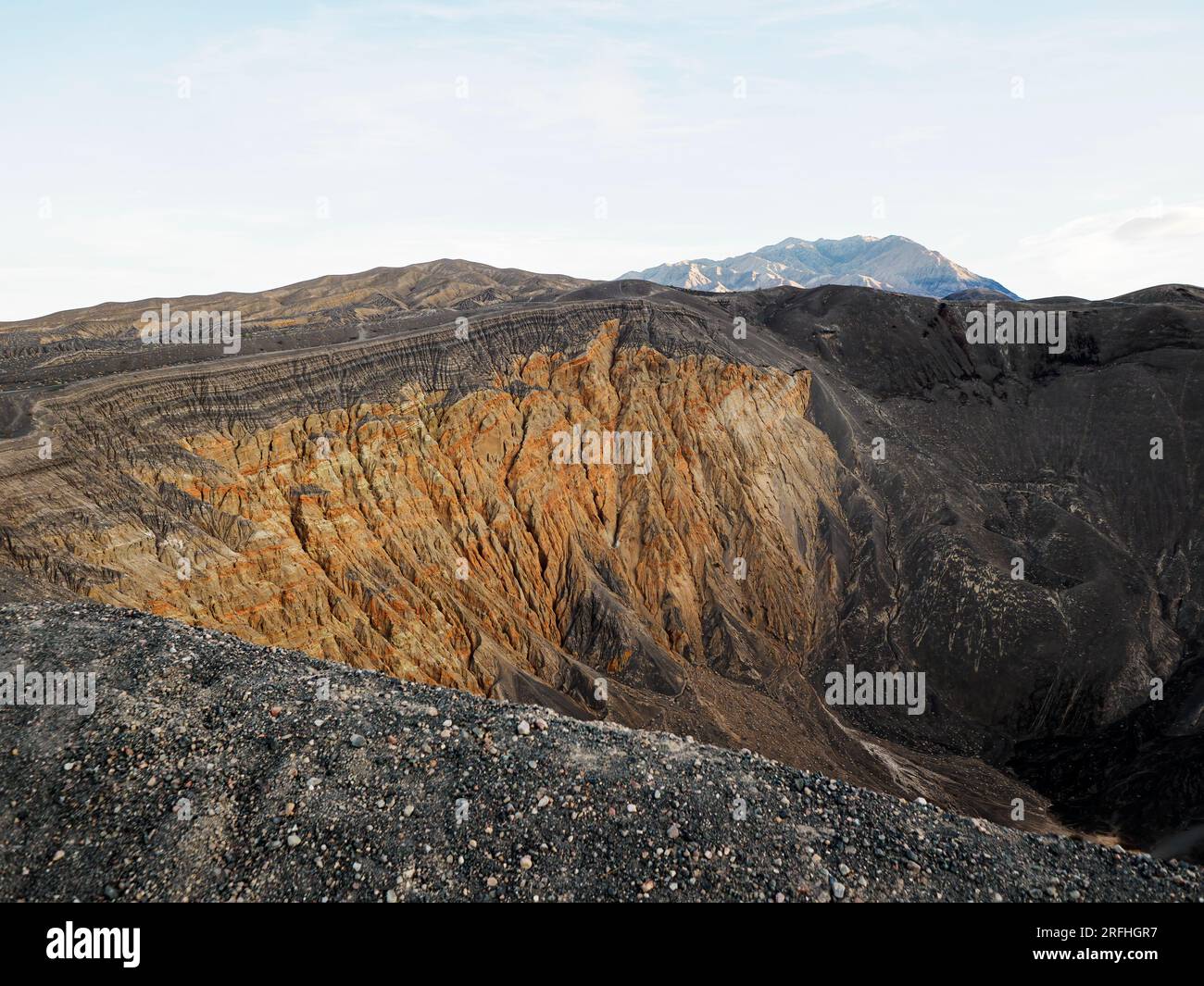 Cratère d'Ubehebe, un cratère volcanique de 1/2 km de large et de 600 pieds de profondeur, parc national de Death Valley, Californie, États-Unis. Banque D'Images Cratère d'Ubehebe, un cratère volcanique de 1/2 km de large et de 600 pieds de profondeur, parc national de Death Valley, Californie, États-Unis. Banque D'Images