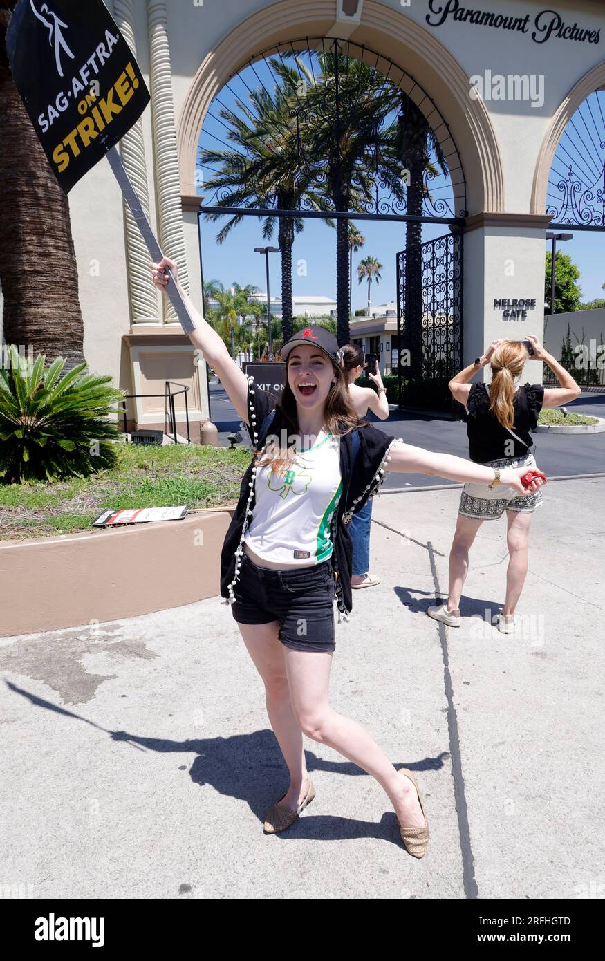 Hollywood, ca. 3 août 2023. Brittany Curran à la grève SAG-AFTRA devant Paramount Studios à Hollywood, Californie, le 3 août 2023. Crédit : Faye Sadou/Media Punch/Alamy Live News Banque D'Images