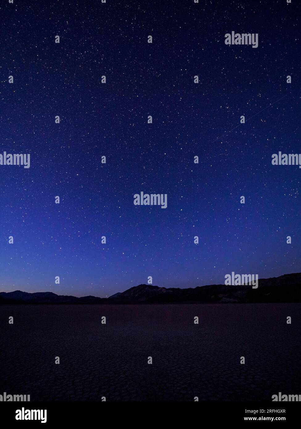 Photo de nuit de l'hippodrome, une playa ou un lit de lac asséché, dans le parc national de Death Valley, Californie, États-Unis. Banque D'Images Photo de nuit de l'hippodrome, une playa ou un lit de lac asséché, dans le parc national de Death Valley, Californie, États-Unis. Banque D'Images