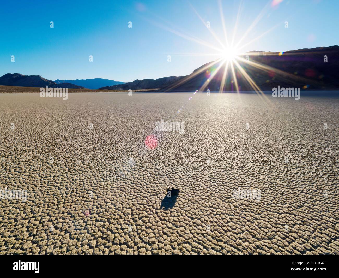 Un rocher en mouvement à l'hippodrome, une playa ou un lit de lac asséché, dans le parc national de Death Valley, Californie, États-Unis. Banque D'Images