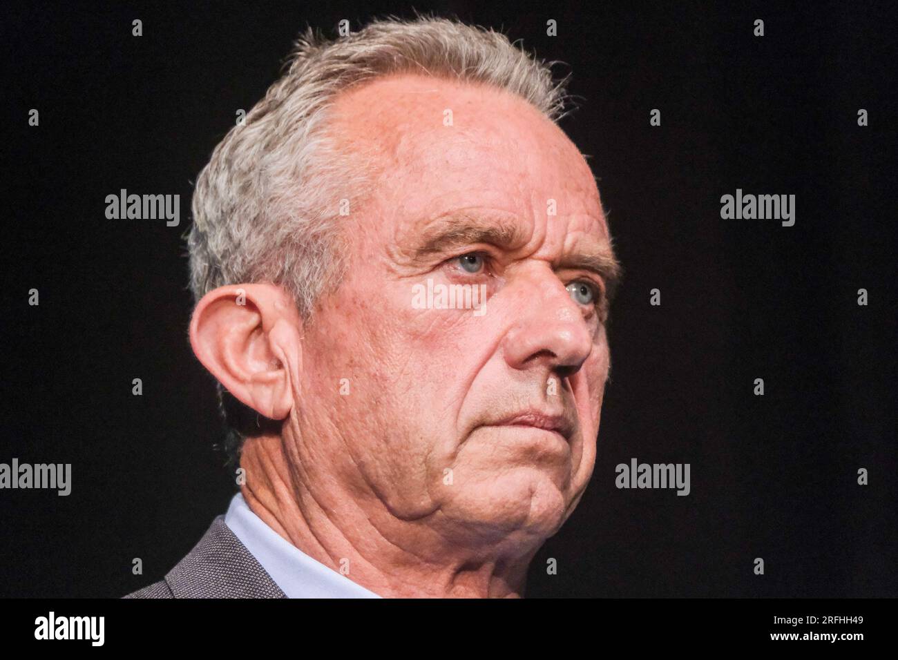 Los Angeles, États-Unis. 03 août 2023. Le candidat démocrate à la présidence Robert F. Kennedy Jr. Discute des questions d'immigration après la première de Midnight at the Border à Beverly Hills. Midnight at the Border est un documentaire sur l'immigration illégale à la frontière entre l'Arizona et la Californie avec le Mexique, basé sur la visite de Robert F. Kennedy Jr. Dans la région en juin. Crédit : SOPA Images Limited/Alamy Live News Banque D'Images