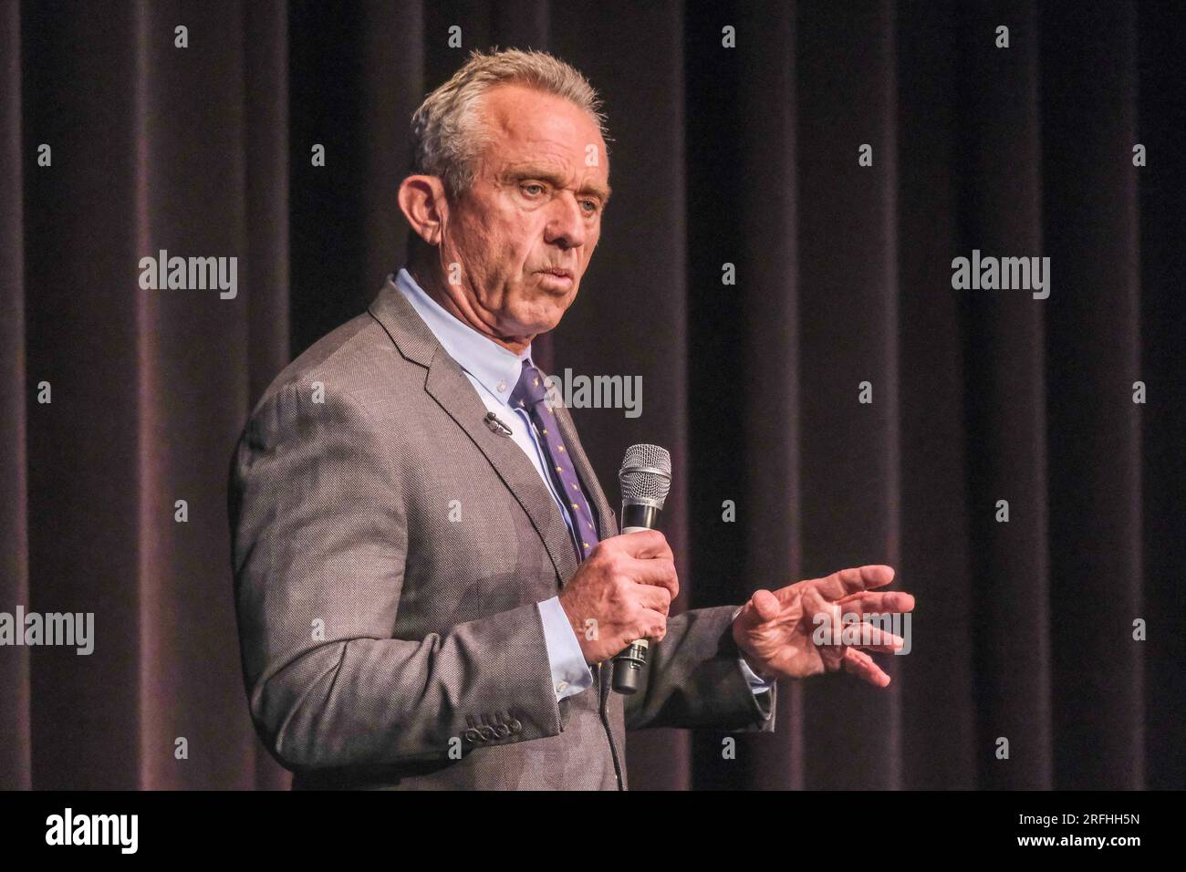 Los Angeles, États-Unis. 03 août 2023. Le candidat démocrate à la présidence Robert F. Kennedy Jr. Discute des questions d'immigration après la première de Midnight at the Border à Beverly Hills. Midnight at the Border est un documentaire sur l'immigration illégale à la frontière entre l'Arizona et la Californie avec le Mexique, basé sur la visite de Robert F. Kennedy Jr. Dans la région en juin. Crédit : SOPA Images Limited/Alamy Live News Banque D'Images