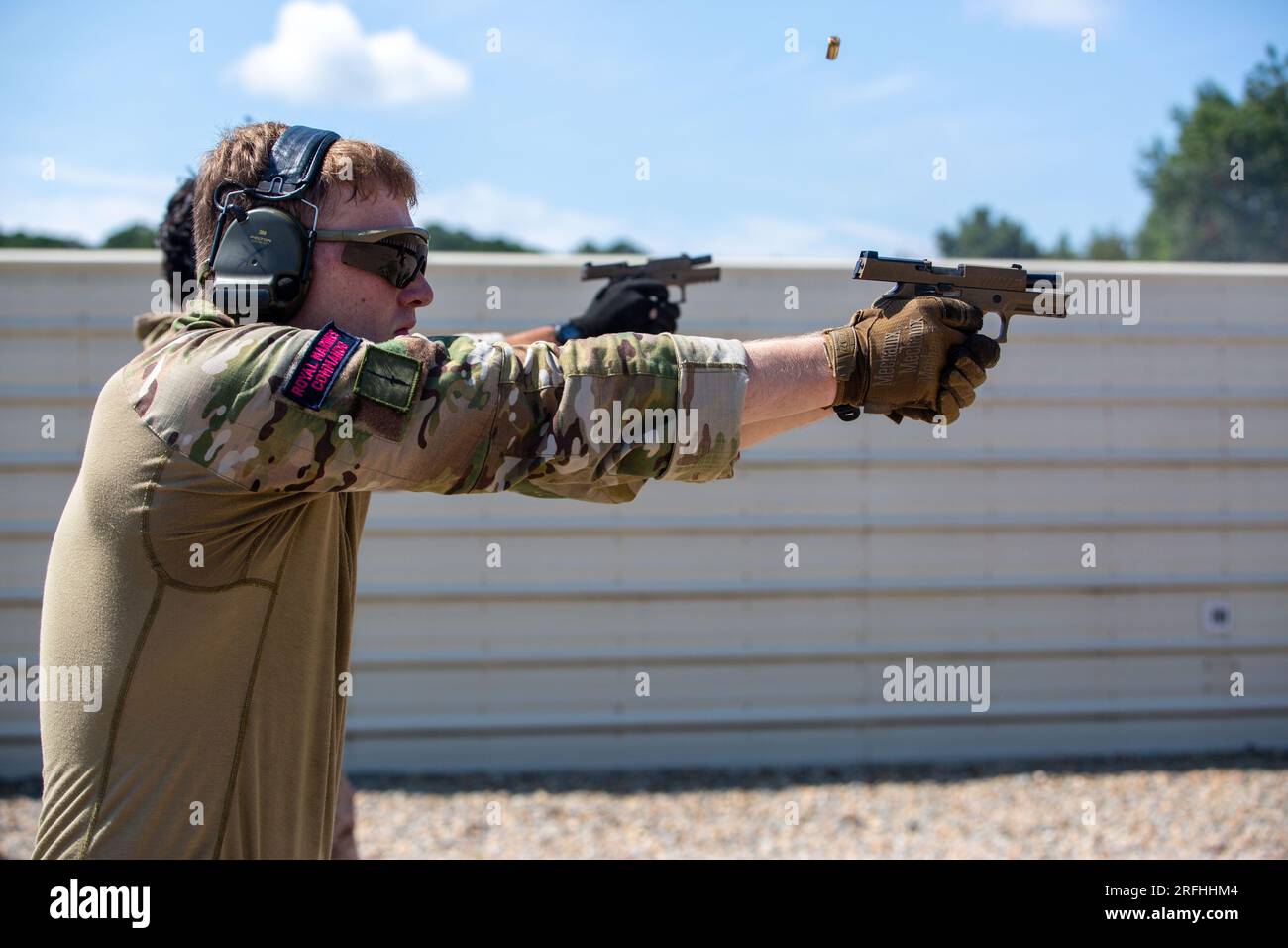 Les commandos des Royal Marines britanniques MNE Liam Beckett, un tireur de l'O Squadron, 43 Commando Fleet protection Group Royal Marines mènent un exercice de tir réel à l'activité de soutien naval Northwest Annex, Chesapeake, Virginie, le 25 juillet 2023. ÉTATS-UNIS Les Marines et les Royal Marines britanniques s'entraînent avec des pistolets M18 afin d'augmenter leur compétence. Exercice Tartan Eagle est un exercice d'entraînement bilatéral annuel pour les États-Unis Les Marines avec le Marine corps Security Forces Regiment et les Royal Marines britanniques avec le 43 Commando Fleet protection Group Royal Marines pour se rendre dans les installations d'entraînement de l'autre pour échanger ta Banque D'Images