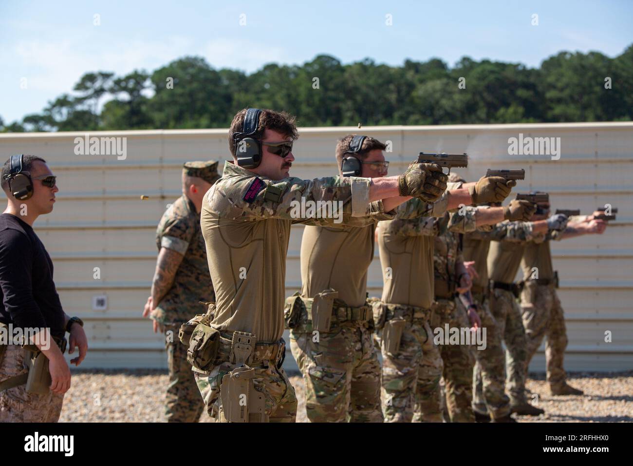 Les commandos des Royal Marines britanniques avec l'O Squadron, 43 Commando Fleet protection Group Royal Marines mènent un exercice de tir réel à l'activité de soutien naval Northwest Annex, Chesapeake, Virginie, le 25 juillet 2023. ÉTATS-UNIS Les Marines et les Royal Marines britanniques s'entraînent avec des pistolets M18 afin d'augmenter leur compétence. Exercice Tartan Eagle est un exercice d'entraînement bilatéral annuel pour les États-Unis Les Marines avec le Marine corps Security Forces Regiment et les Royal Marines britanniques avec le 43 Commando Fleet protection Group Royal Marines pour se rendre dans les installations d'entraînement de l'autre pour échanger tactiques, techniques et procédures Banque D'Images