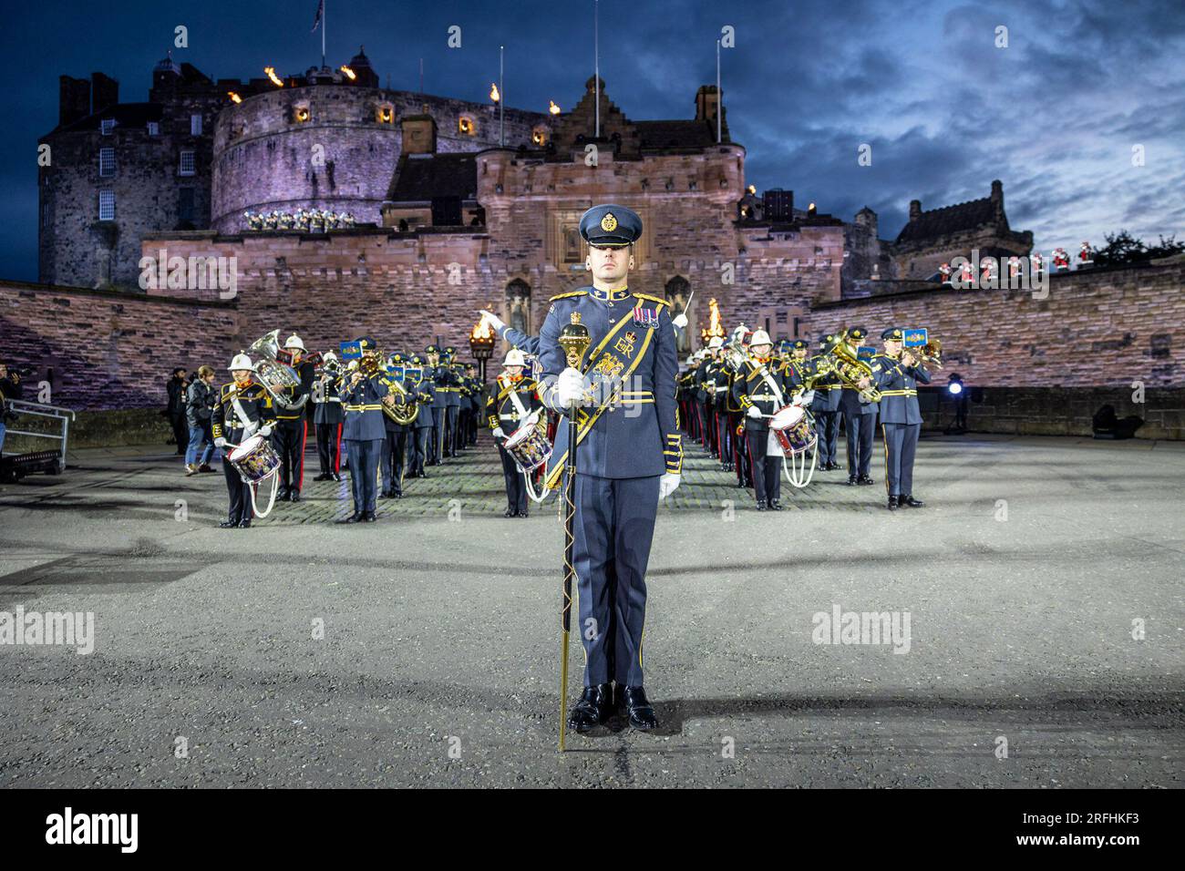 Édimbourg, Royaume-Uni. 03 août 2023 photo : fanfare d'ouverture du Royal Edinburgh Military Tattoo de 2023. Le Royal Edinburgh Military Tattoo de 2023 se déroule sur l'esplanade du château d'Édimbourg avec le thème des histoires. Crédit : Rich Dyson/Alamy Live News Banque D'Images