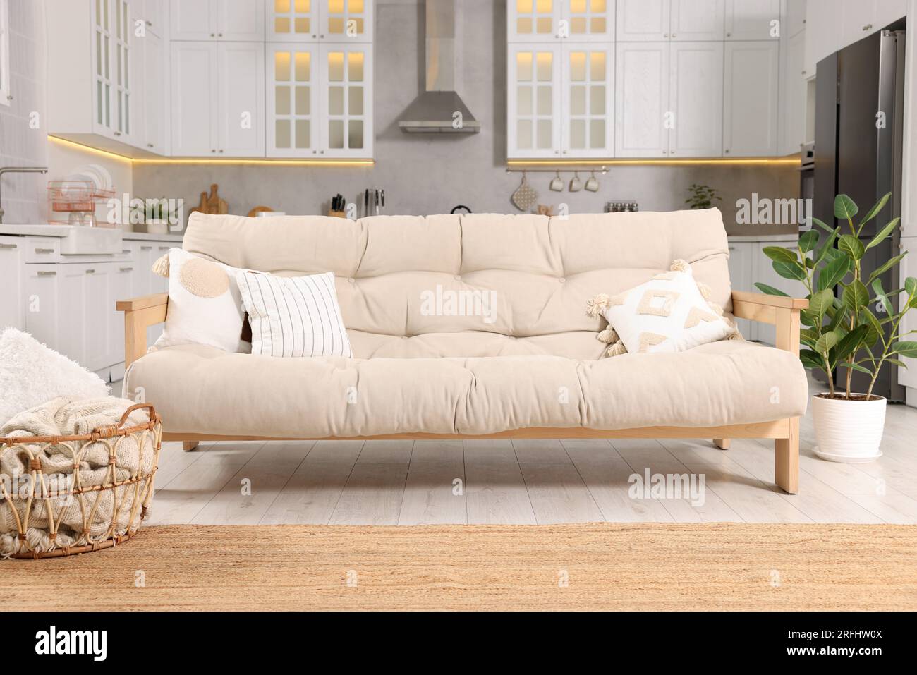 Canapé moelleux confortable à la maison. Intérieur élégant Photo Stock -  Alamy