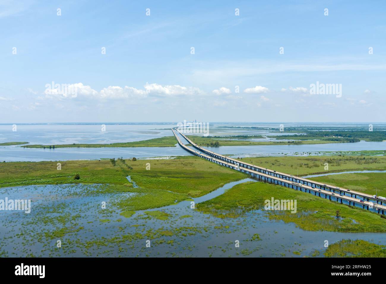 Vue aérienne du pont de l'Interstate 10 au-dessus de Mobile Bay sur la côte du golfe de l'Alabama Banque D'Images