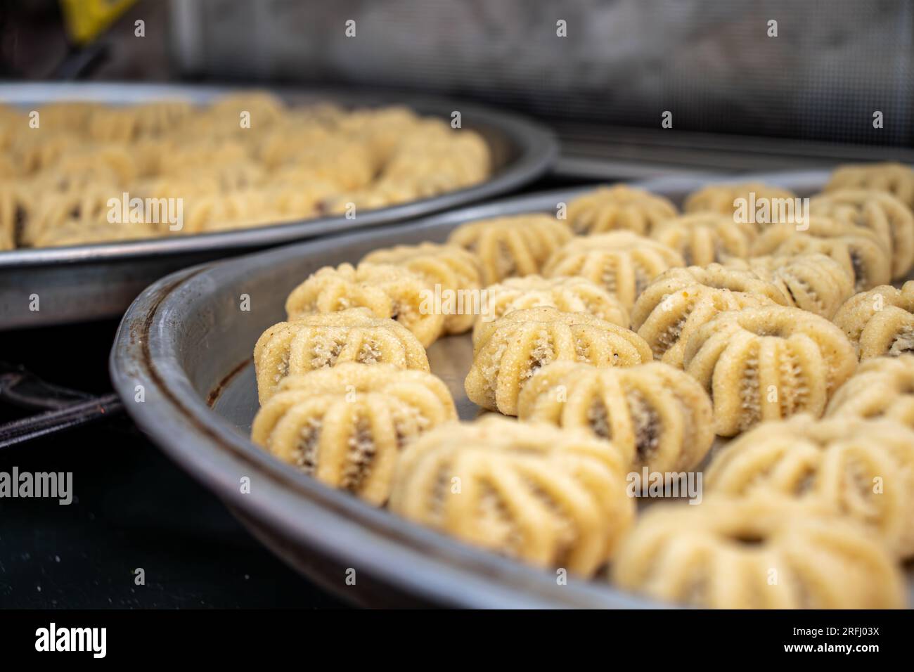 Processus de fabrication de biscuits arabes et de kahk pour l'eid islamique après le ramadan Banque D'Images