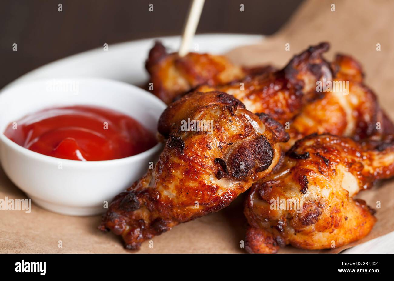 ailes de poulet cuites avec ketchup, les ailes sont cuites et prêtes à manger dans un café Banque D'Images