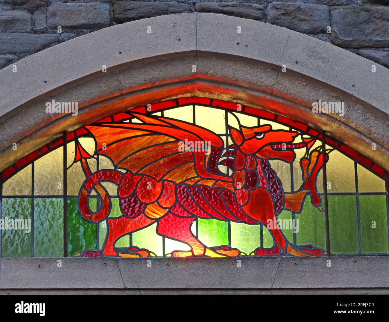 Représentation en vitrail du dragon rouge gallois dans une fenêtre cintrée à l'intérieur d'un bar ou d'un pub à Cardiff, pays de Galles, Royaume-Uni. Banque D'Images