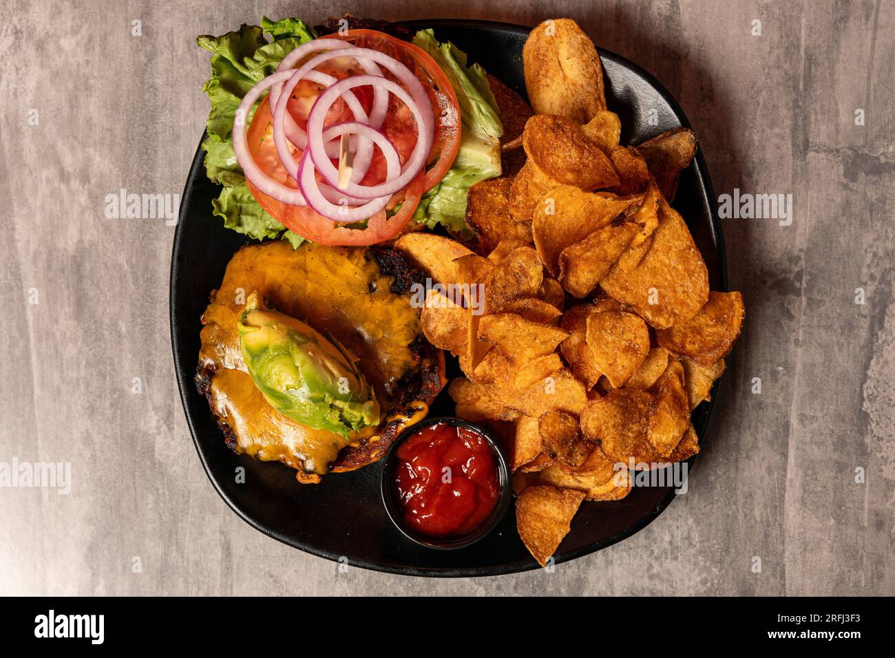 Burger de haricots noirs avec avocat Banque D'Images