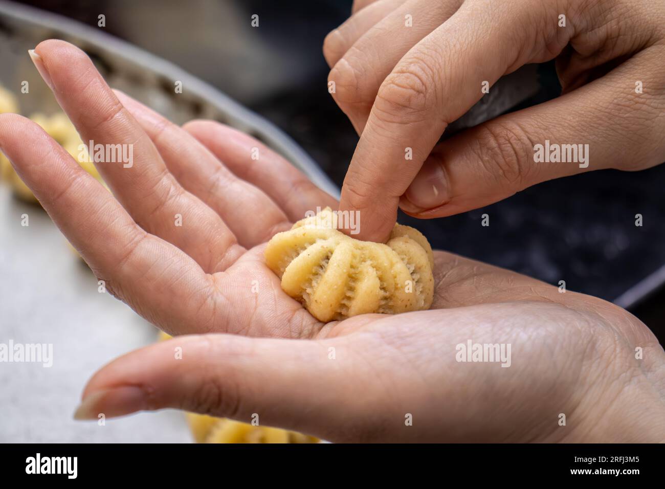 Processus de fabrication de biscuits arabes et de kahk pour l'eid islamique après le ramadan Banque D'Images