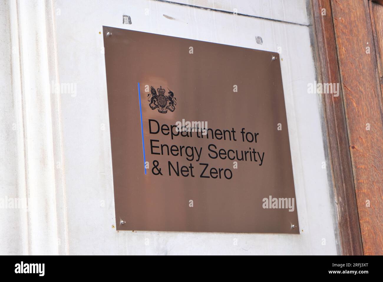Le ministère de l'énergie, de la sécurité et du Net zéro (DESNZ) à Whitehall, créé en 2023, est responsable des politiques énergétiques. Banque D'Images