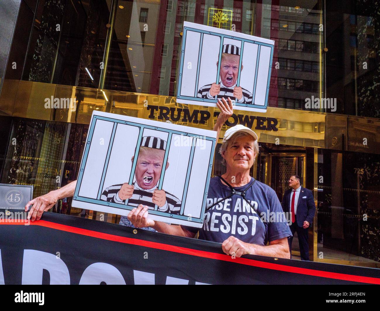 New York, New York, États-Unis. 3 août 2023. La scène à Trump Tower sur la Cinquième Avenue NYC alors qu'il était inculpé à Washington DC avec Trump Impersonator et des manifestants. (Image de crédit : © Milo Hess/ZUMA Press Wire) USAGE ÉDITORIAL SEULEMENT! Non destiné à UN USAGE commercial ! Banque D'Images