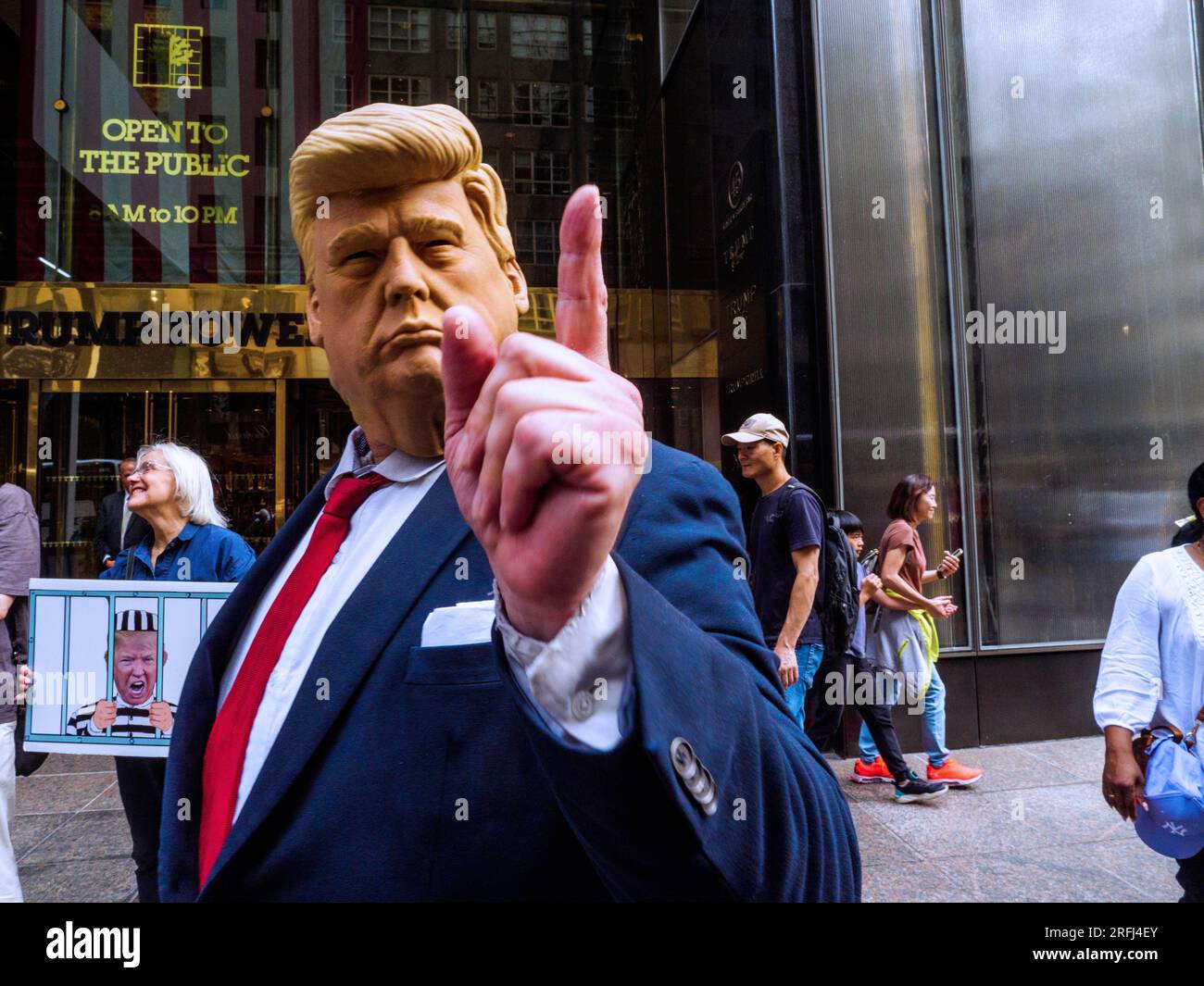 New York, New York, États-Unis. 3 août 2023. La scène à Trump Tower sur la Cinquième Avenue NYC alors qu'il était inculpé à Washington DC avec Trump Impersonator et des manifestants. (Image de crédit : © Milo Hess/ZUMA Press Wire) USAGE ÉDITORIAL SEULEMENT! Non destiné à UN USAGE commercial ! Banque D'Images