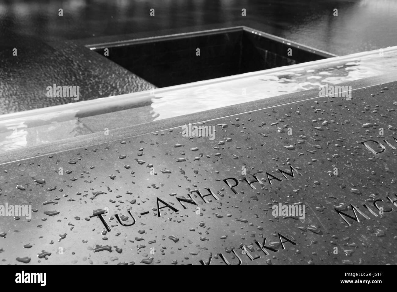 Photos en gros plan noir et blanc du nom d'une victime des attentats terroristes du 9/11 septembre sur le site commémoratif du 11 9/11 septembre Banque D'Images