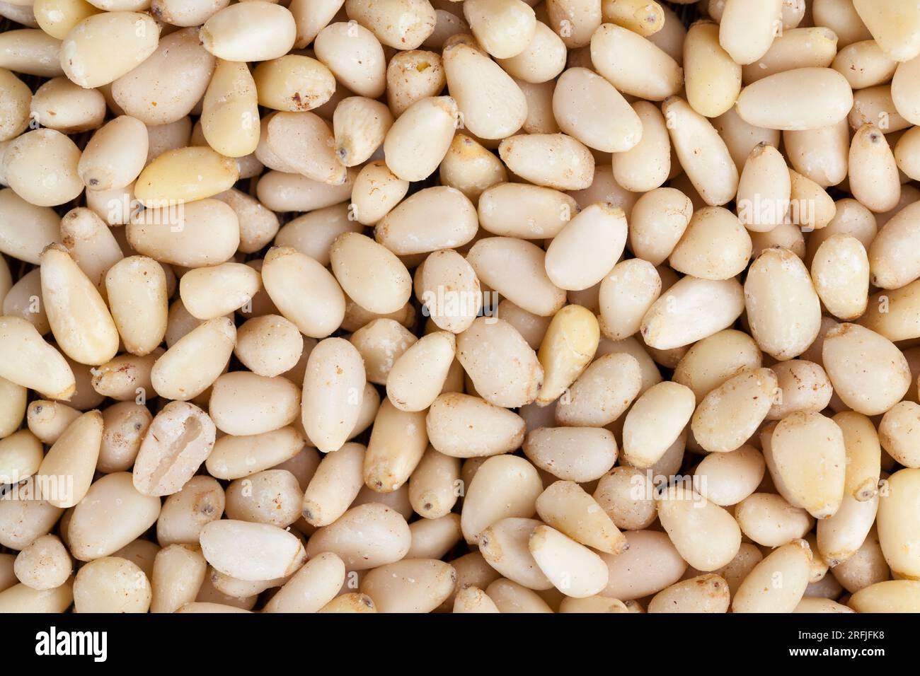 noix utiles, une partie de la coquille reste sur les noix de cèdre, les pignons de pin pelés Banque D'Images