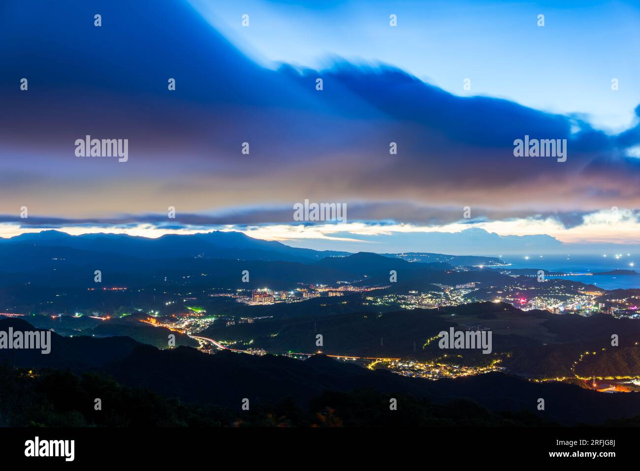 Lumières de bateau de pêche en mer, lampadaires de village. Vue nocturne animée et colorée. La nuit, profitez de la vue sur le ciel depuis le sommet de la montagne. Banque D'Images