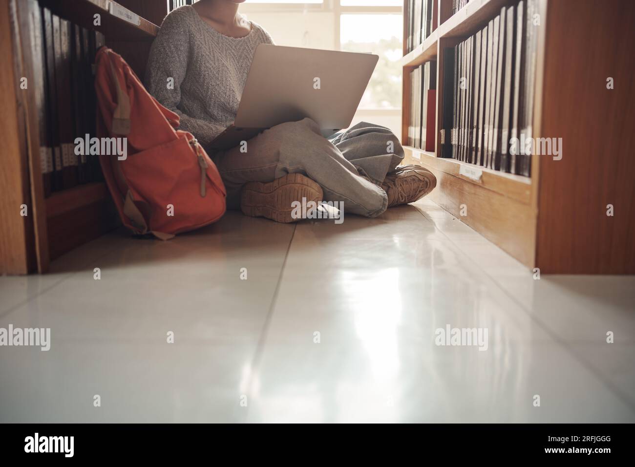 Fille étudiante assise sur le sol et à l'aide d'un ordinateur portable, écrit des notes pour le papier, essai, étude pour l'affectation de classe. Groupe diversifié d'étudiants apprenant, Studyin Banque D'Images