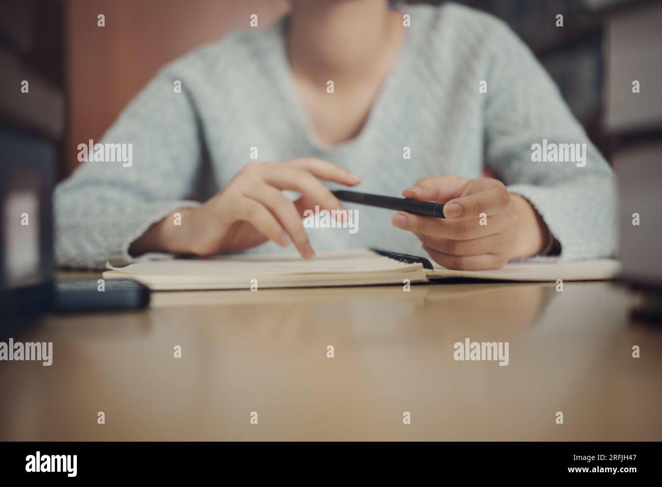 Étudiant préparant pour le test d'université, examen, livre de lecture, l'étude de manuel, l'écriture de notes, création d'un résumé pour le rapport de classe. Tableau du lieu de travail d'apprentissage, h Banque D'Images