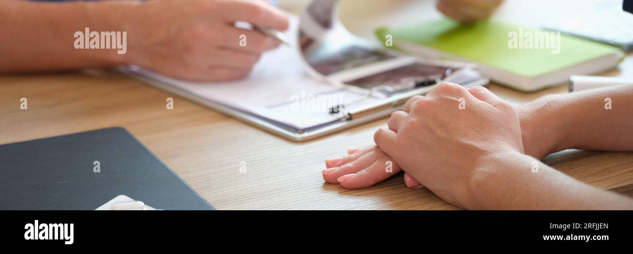 Médecin vérifiant les résultats de l'échographie du patient à son bureau. Banque D'Images