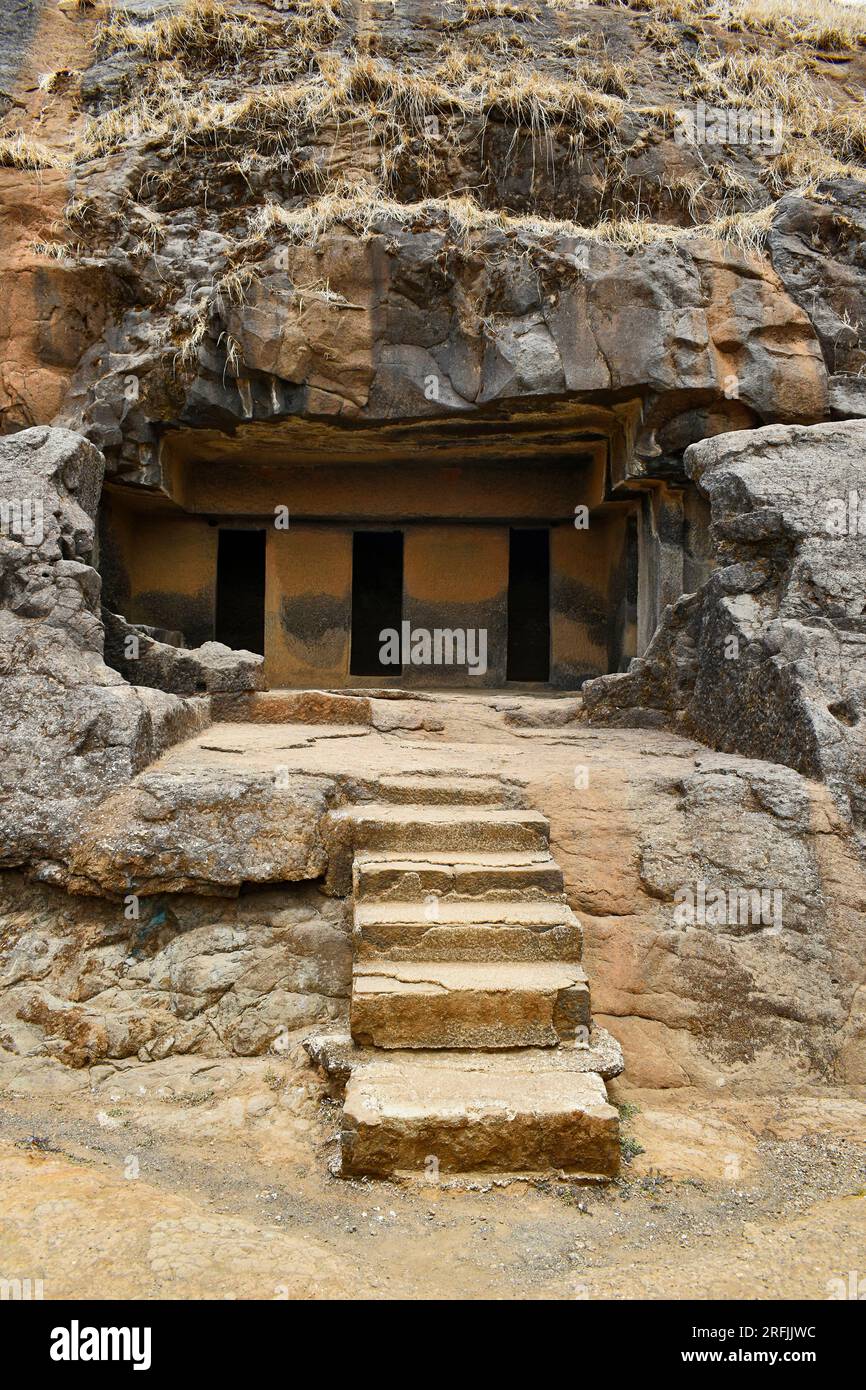 Vue verticale de la façade près de la grotte 12 Vihara montrant des escaliers, trois portes de cellule avec la roche taillée aux grottes de Bhaja, ancien bouddhiste construit au 2e siècle av. J.-C., d Banque D'Images