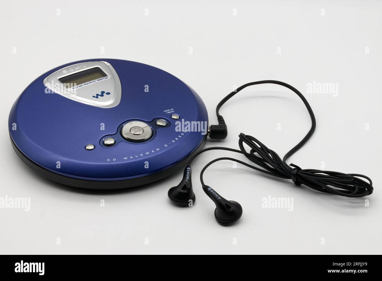 CD WALKMAN ® D-NE300 Atract 3Plus MP3 de Sony. Technologie vintage. Banque D'Images