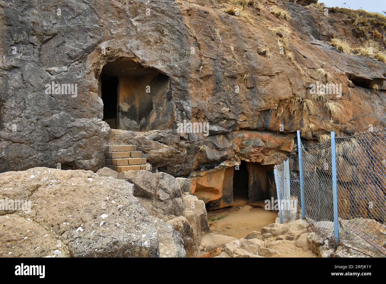 Vue de Vihara inachevé montrant la cellule deux portes, Stairs Cave n ° 20 avec la roche taillée à Bhaja Caves, ancien bouddhiste construit au 2e siècle avant JC, au cours de Th Banque D'Images