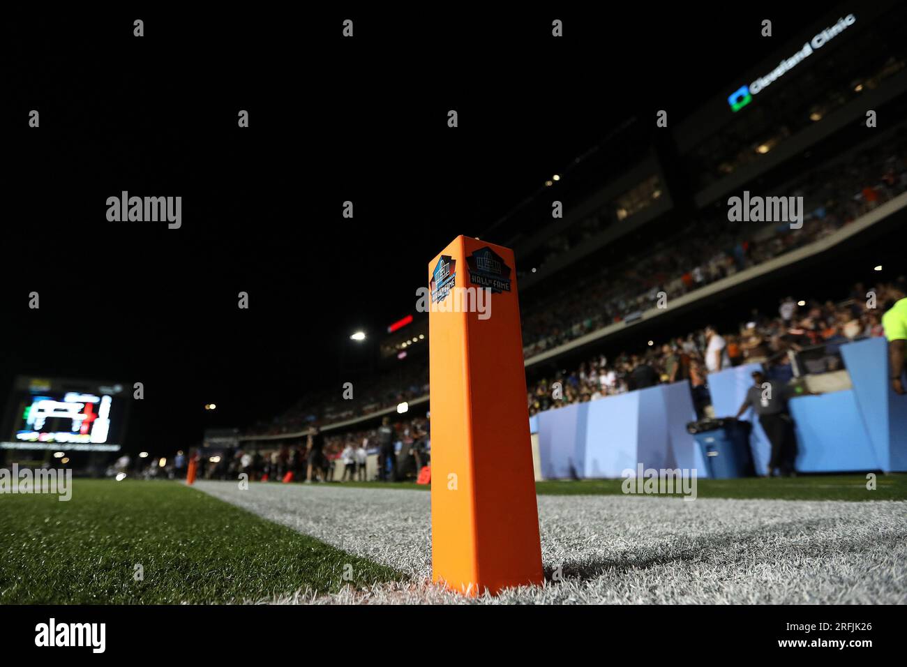 Canton, États-Unis. 03 août 2023. Les lumières du stade sud se sont éteintes au cours du quatrième quart-temps du Pro football Hall Game entre les Browns de Cleveland et les Jets de New York, retardant le match pendant une courte période à Canton, Ohio, le jeudi 3 août 2023. Photo de Aaron Josefczyk/UPI crédit : UPI/Alamy Live News Banque D'Images