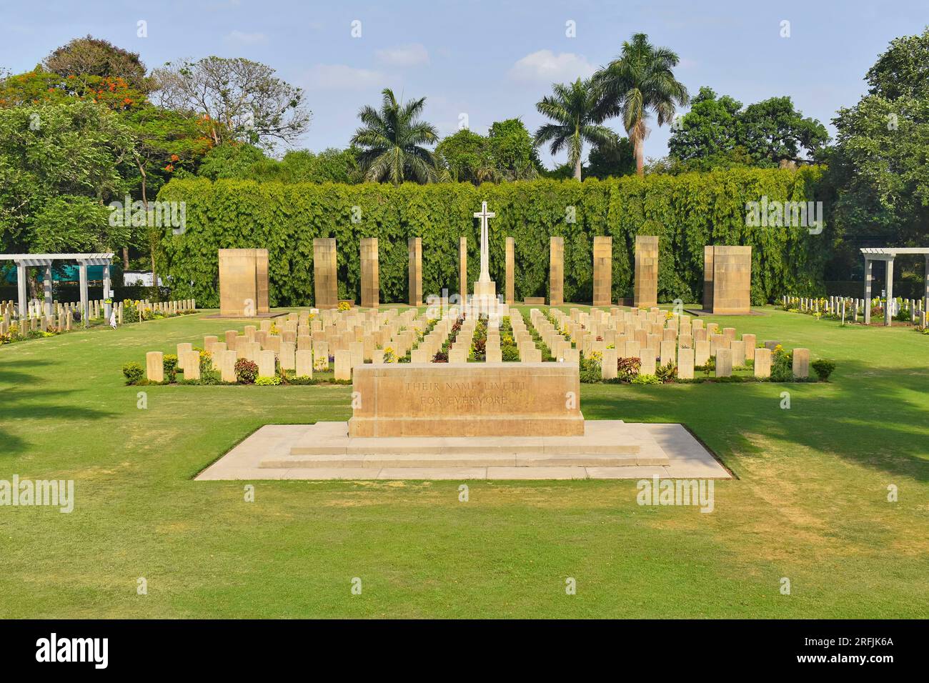 Vue horizontale du cimetière de guerre de Kirkee, le MÉMORIAL DE KIRKEE se dresse dans le cimetière et commémore plus de 1 800 militaires morts en Inde d Banque D'Images