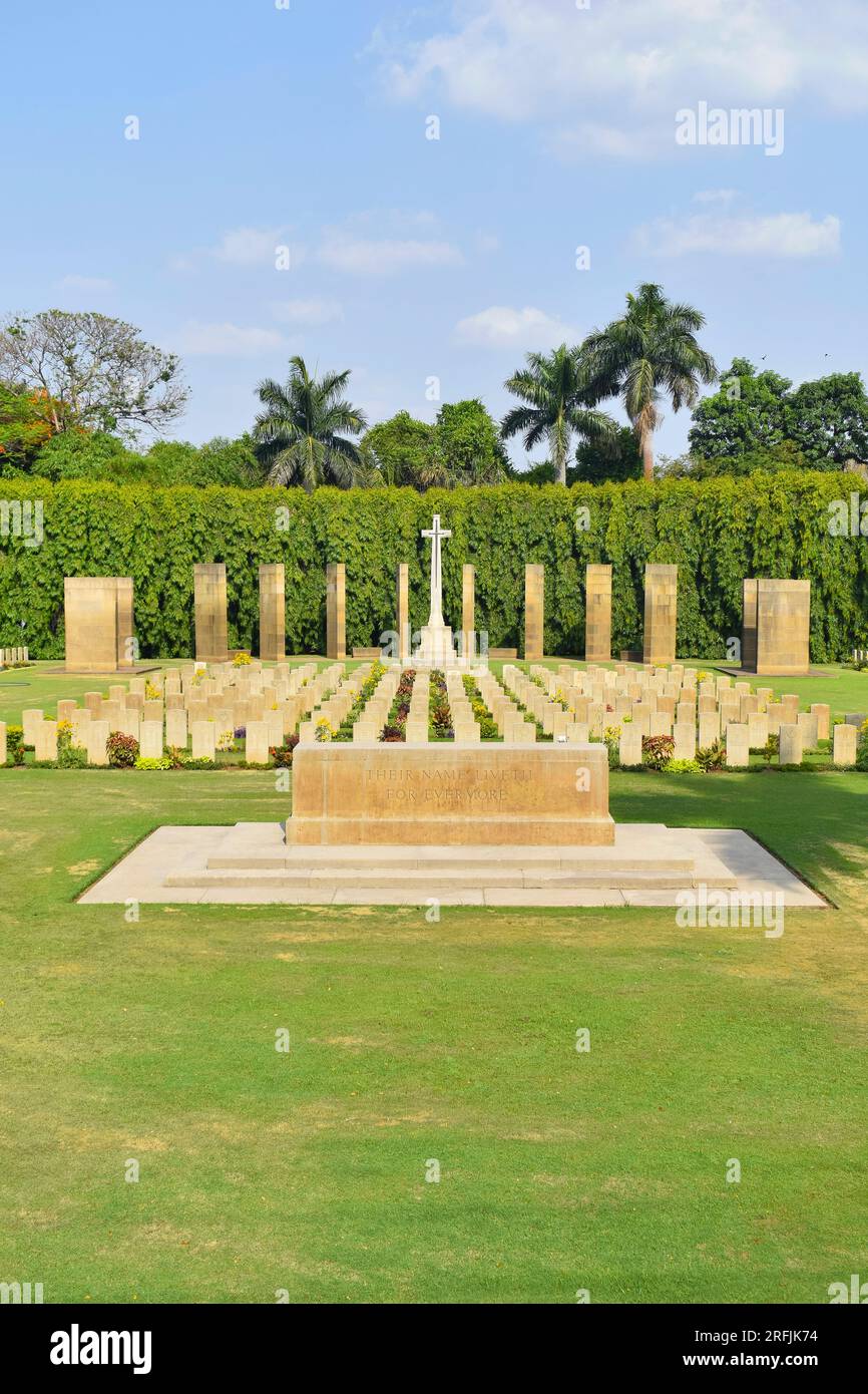 Vue verticale du cimetière de guerre de Kirkee, le MÉMORIAL KIRKEE se dresse dans le cimetière et commémore plus de 1 800 militaires morts en Inde dur Banque D'Images