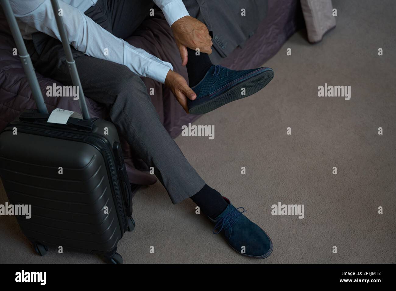 L'homme enlève ses chaussures Photo Stock - Alamy