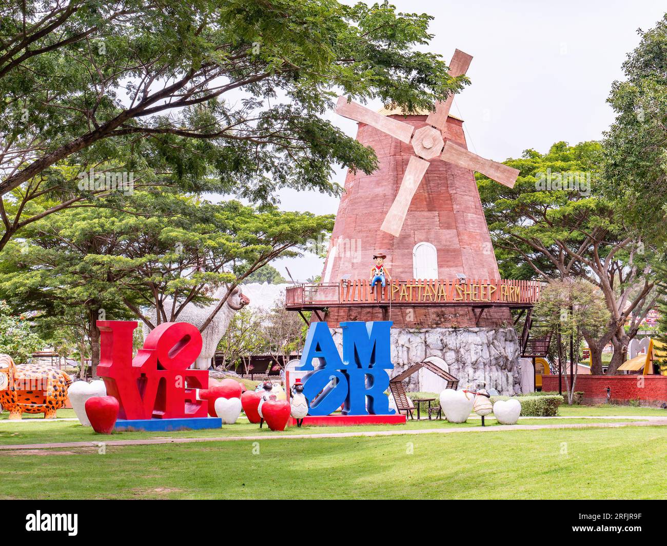 Pattaya, Thaïlande - 1 août 2023 : Pattaya Sheep Farm est une destination familiale populaire sur la périphérie de la ville de Pattaya. Ici, les enfants peuvent interagir W Banque D'Images