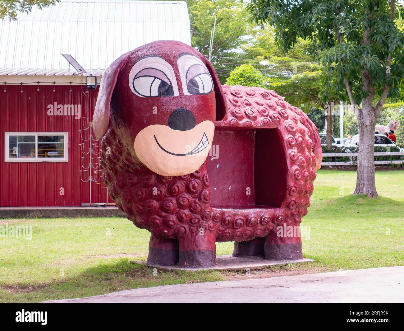 Pattaya, Thaïlande - 1 août 2023 : Pattaya Sheep Farm est une destination familiale populaire sur la périphérie de la ville de Pattaya. Ici, les enfants peuvent interagir W Banque D'Images