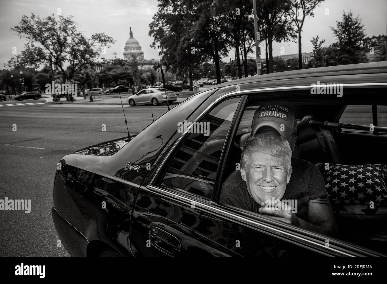 Les partisans de Trump passent dans une version simulée de la voiture présidentielle connue sous le nom de “The Beast” le long de Constitution Avenue NW, devant le palais de justice américain E. Barrett Prettyman avant l’arrivée de l’ancien président américain Donald J. Trump pour sa comparution à Washington, DC, le jeudi 3 août 2023. L'ancien président Donald J. Trump est prévu pour une mise en accusation suite à son inculpation par un grand jury, sur quatre chefs d'accusation pour ses efforts présumés pour renverser les résultats des élections de 2020. Crédit : Rod Lamkey/CNP/Sipa USA Banque D'Images