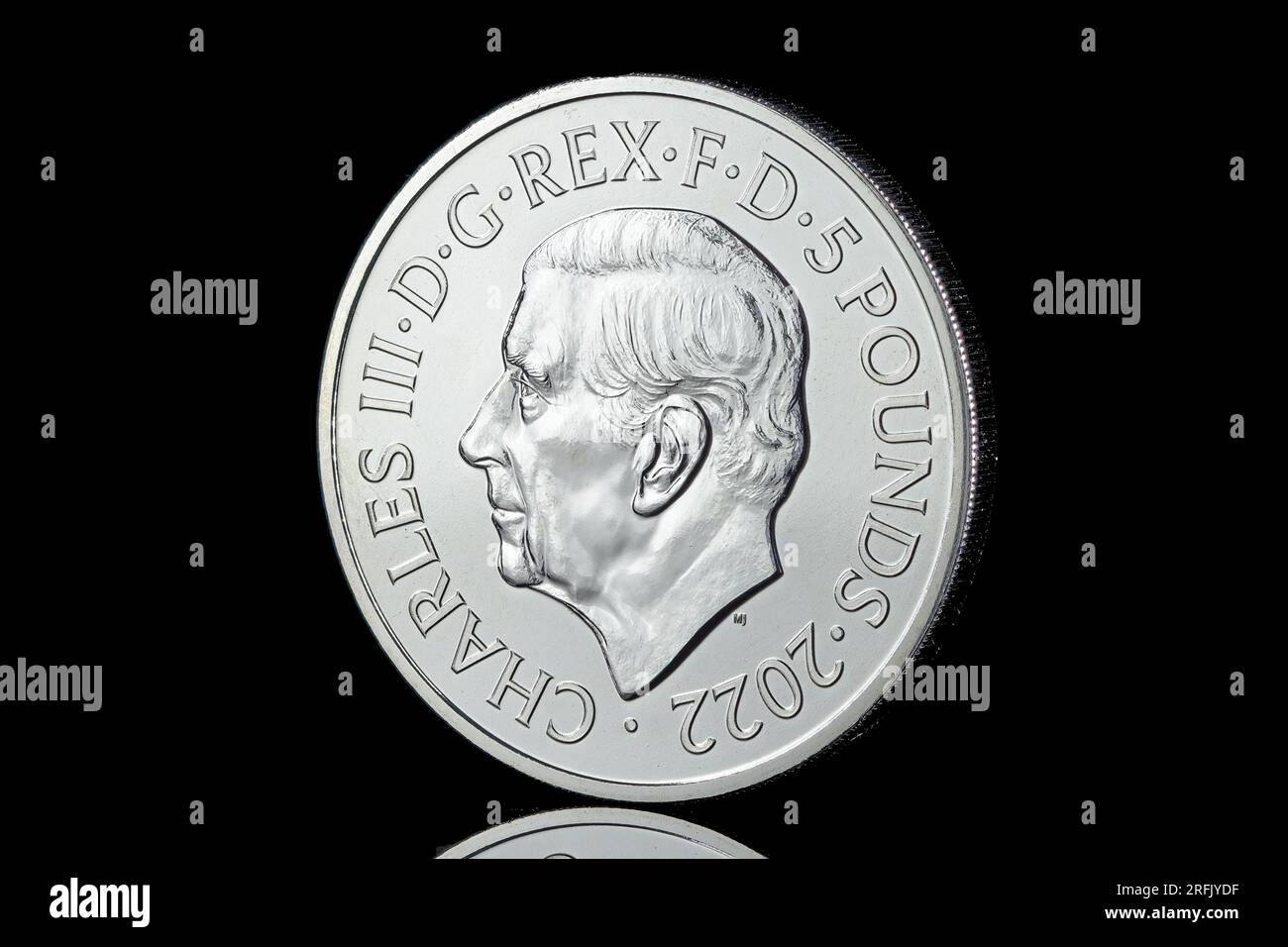 Pièce commémorative de 5 £ pour commémorer la vie de la reine Elizabeth II et présente le premier portrait de pièce du roi Charles III par Martin Jennings Banque D'Images