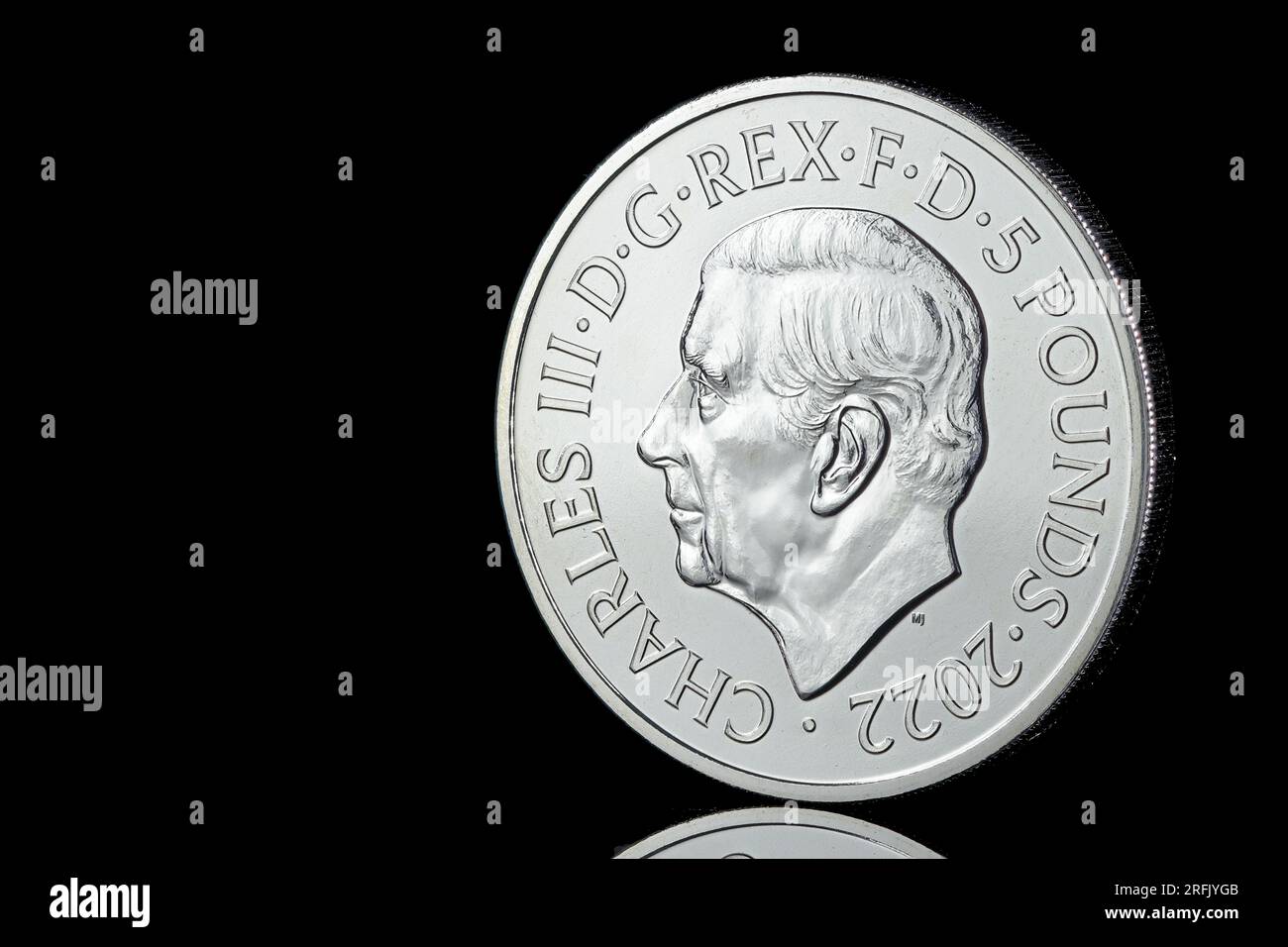 Pièce commémorative de 5 £ pour commémorer la vie de la reine Elizabeth II et présente le premier portrait de pièce du roi Charles III par Martin Jennings Banque D'Images
