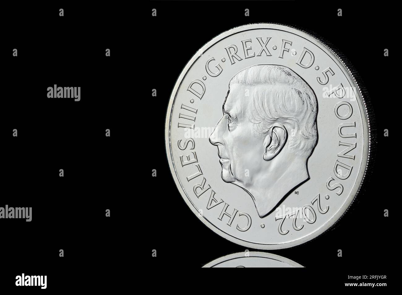 Pièce commémorative de 5 £ pour commémorer la vie de la reine Elizabeth II et présente le premier portrait de pièce du roi Charles III par Martin Jennings Banque D'Images