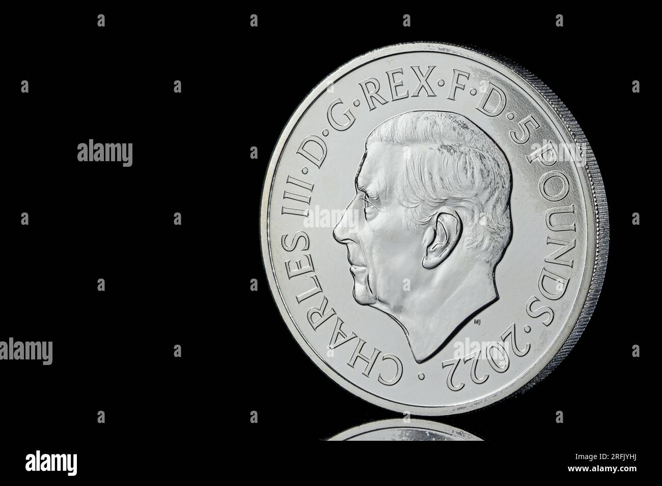 Pièce commémorative de 5 £ pour commémorer la vie de la reine Elizabeth II et présente le premier portrait de pièce du roi Charles III par Martin Jennings Banque D'Images