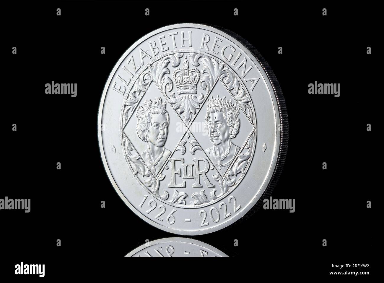 Pièce commémorative de 5 £ pour commémorer la vie de la reine Elizabeth II et présente le premier portrait de pièce du roi Charles III par Martin Jennings Banque D'Images