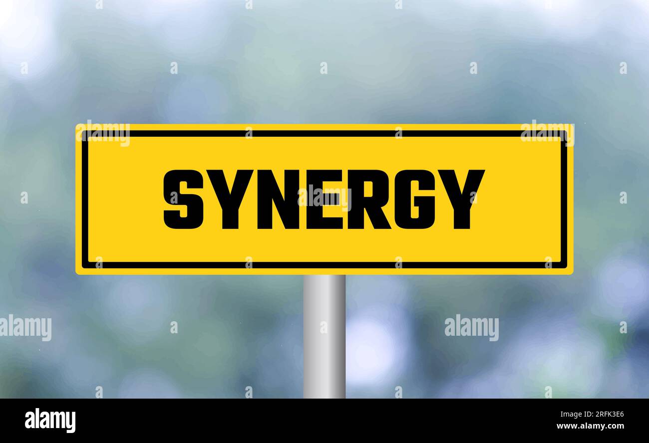 Panneau routier Synergy sur fond flou Banque D'Images