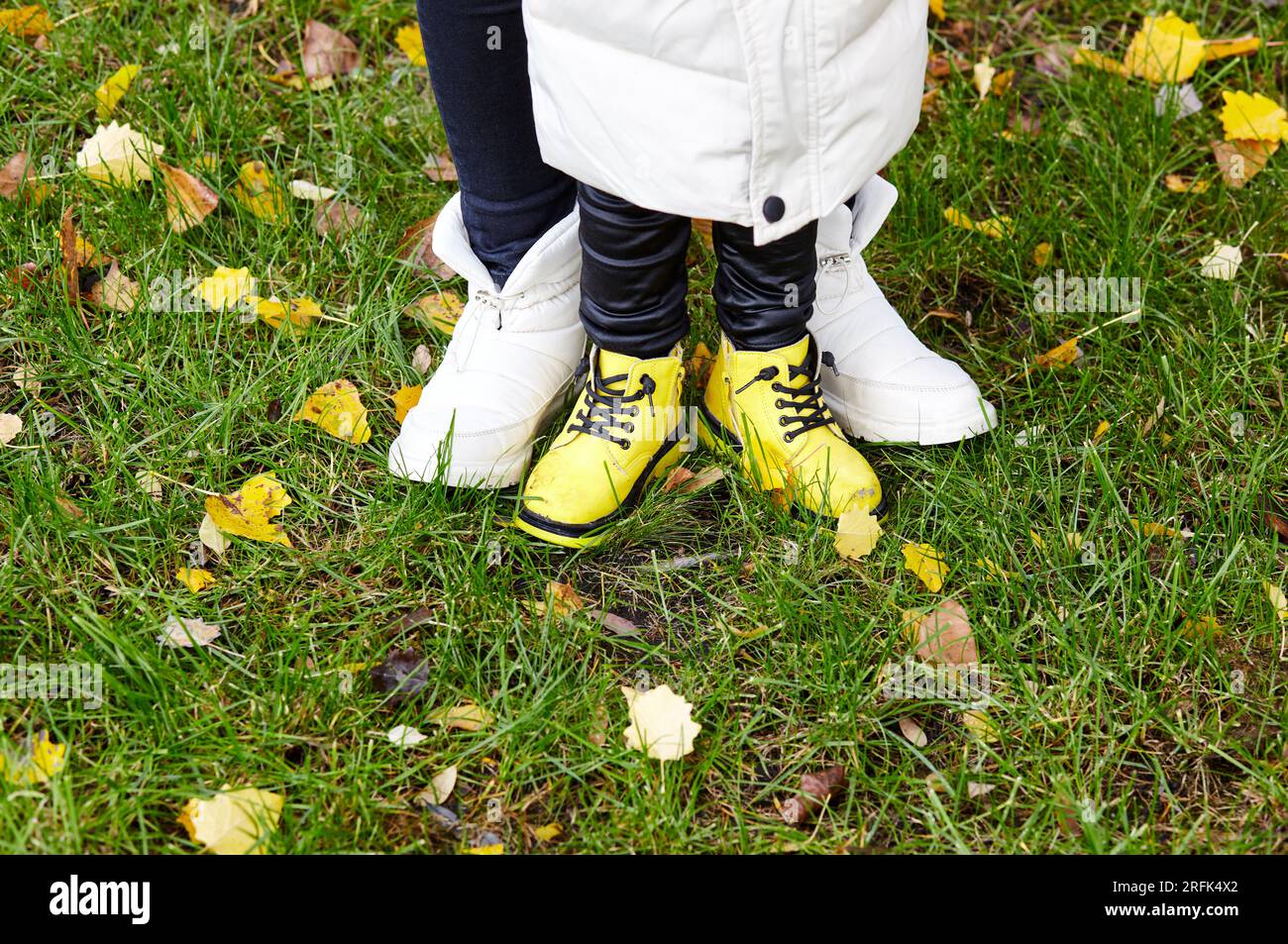 Bonjour octobre. Mère et fille marchent dans le parc de la ville d'automne. Parent et petit enfant s'amusant à l'extérieur Banque D'Images