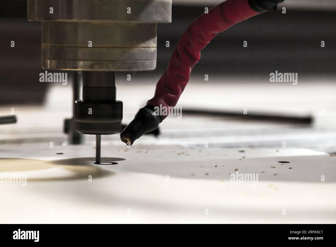 Fraise en bout traite un détail sur une fraiseuse CNC, photo en gros plan avec flou sélectif Banque D'Images