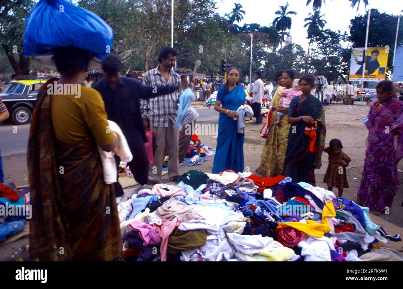 Mumbai (anciennement Bombay ) Inde Mahatma Ghandi Road Market vêtements à vendre Banque D'Images