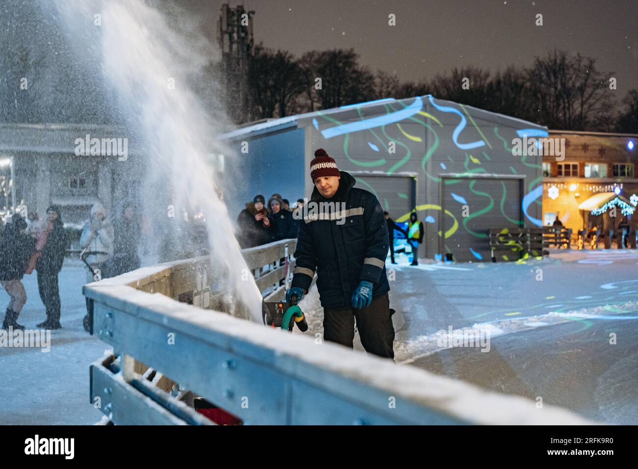 9 janvier 2022. Saint-pétersbourg, Russie. Homme nettoyant la glace sur la patinoire à l'aide d'équipement de toilettage de neige. Central Park pendant les vacances d'hiver Banque D'Images