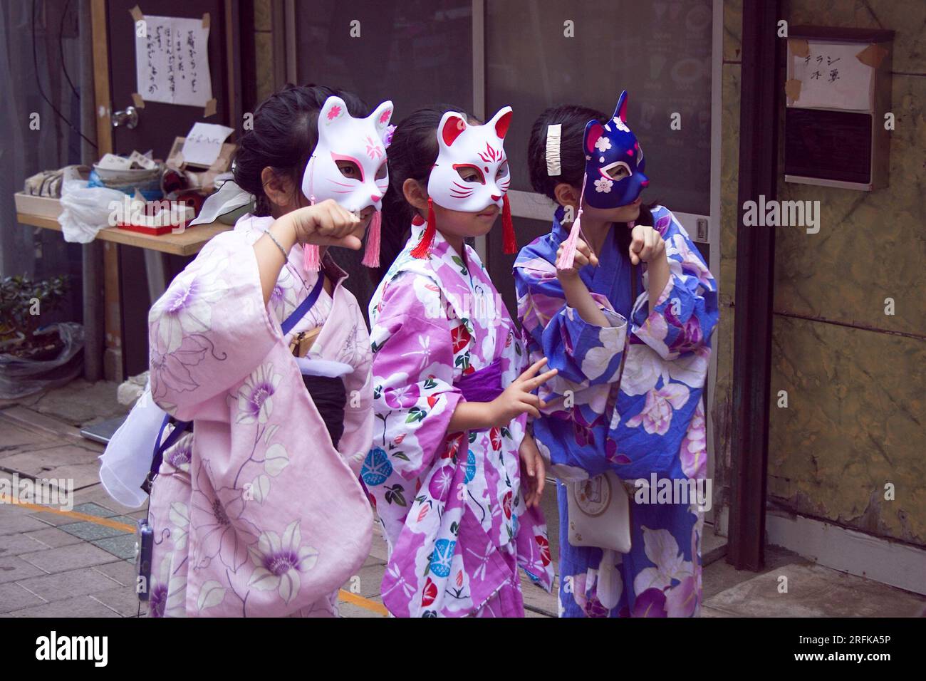 4 2023 août, Tokyo, Japon : Festival Asagaya Tanabata au Pearl Center Shopping Street. Le festival a été mis en place en 1954 par des commerçants cherchant à augmenter leur clientèle. Le festival est célèbre pour ses récréations en papier de personnages de dessins animés ainsi que pour les jeux traditionnels japonais et une grande diversité d'aliments. Crédit : Michael Steinebach/AFLO/Alamy Live News Banque D'Images