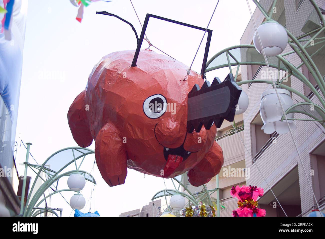 4 2023 août, Tokyo, Japon : Festival Asagaya Tanabata au Pearl Center Shopping Street. Le festival a été mis en place en 1954 par des commerçants cherchant à augmenter leur clientèle. Le festival est célèbre pour ses récréations en papier de personnages de dessins animés ainsi que pour les jeux traditionnels japonais et une grande diversité d'aliments. Crédit : Michael Steinebach/AFLO/Alamy Live News Banque D'Images