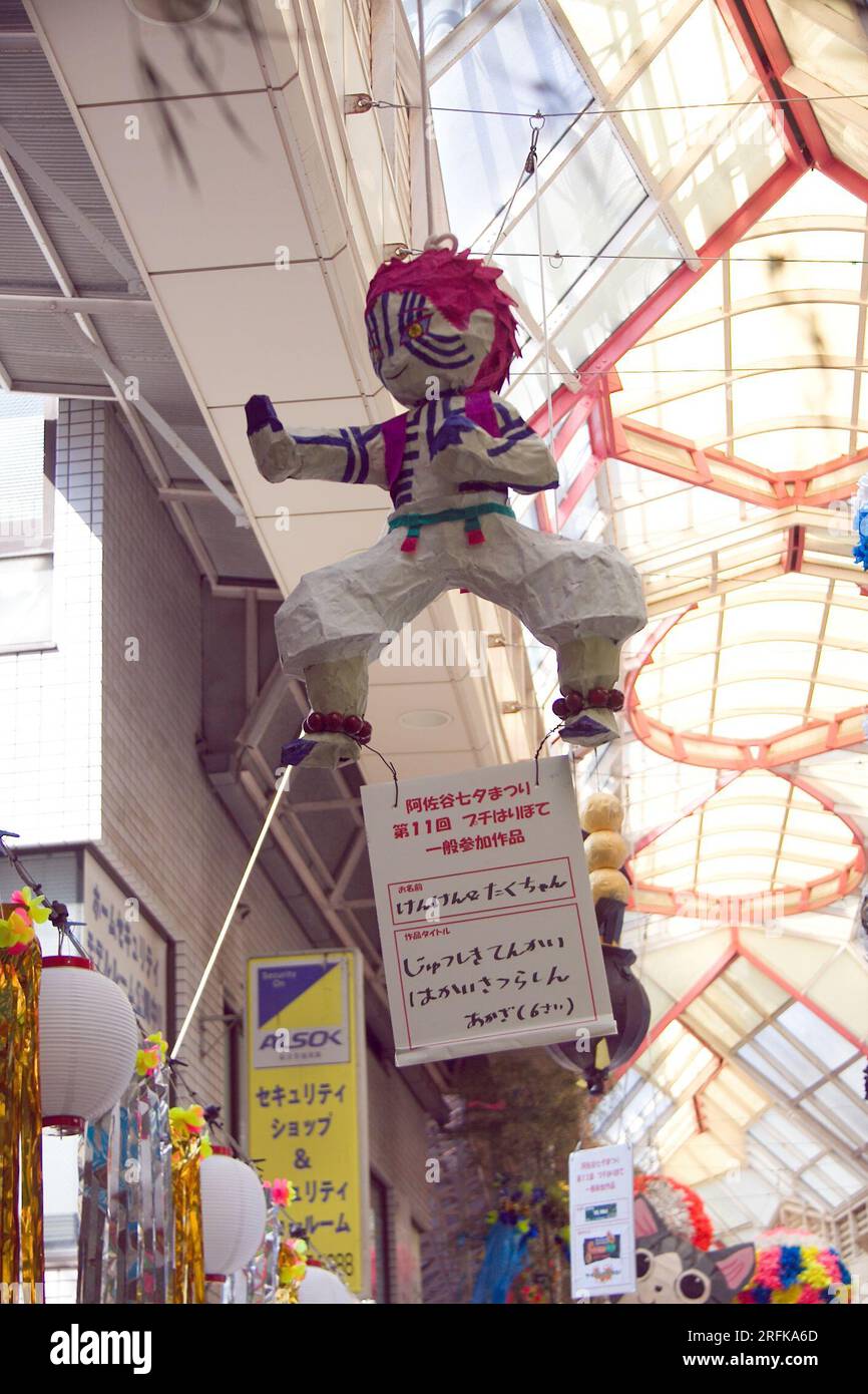 4 2023 août, Tokyo, Japon : Festival Asagaya Tanabata au Pearl Center Shopping Street. Le festival a été mis en place en 1954 par des commerçants cherchant à augmenter leur clientèle. Le festival est célèbre pour ses récréations en papier de personnages de dessins animés ainsi que pour les jeux traditionnels japonais et une grande diversité d'aliments. Crédit : Michael Steinebach/AFLO/Alamy Live News Banque D'Images